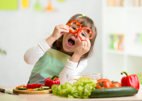 Voit saada lapsen syömään enemmän kasviksia, tehden niistä hauskoja ja houkuttelevia