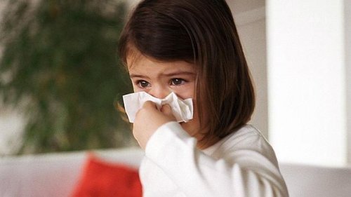 Flunssakauden ollessa käynnissä monet vanhemmat pohtivat, tehoavatko antibiootit viruksia vastaan