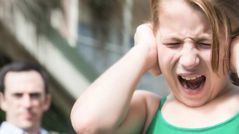 Monien erilaisten ärsykkeiden yhtäaikainen pommitus stressaa autistista lasta.