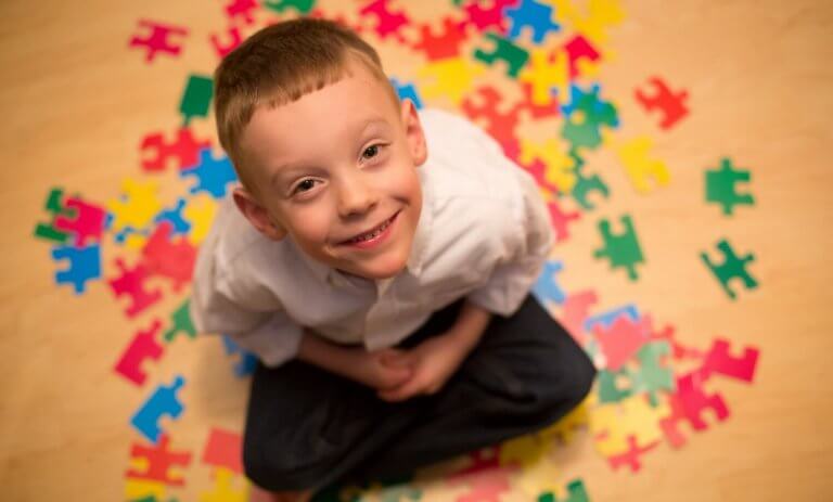 Autistinen lapsi voi kokea tavalliset tilanteet stressaavina ja uhkaavina