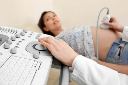 Ultraäänitutkimuksen avulla voidaan havaita mahdollisia sikiön kehitysongelmia