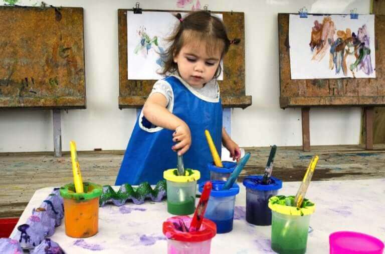 Ole kiinnostunut lapsen taiteellisista töistä