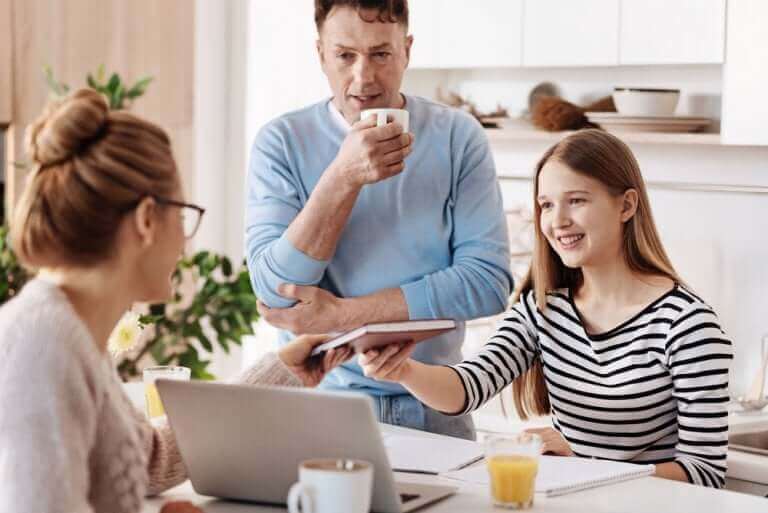 Positiivinen ja negatiivinen vahvistaminen on hyväksi lapsen kehittymiselle.