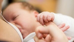 Imettäminen auttaa vähentämään sektion jälkeistä kipua