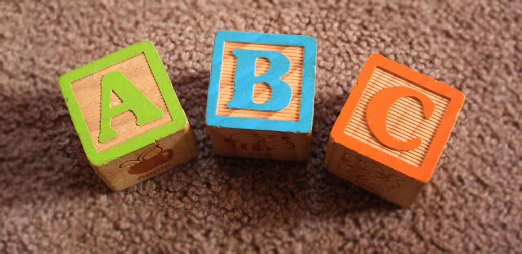 Mitkä tekijät vaikuttavat kielen kehitykseen?