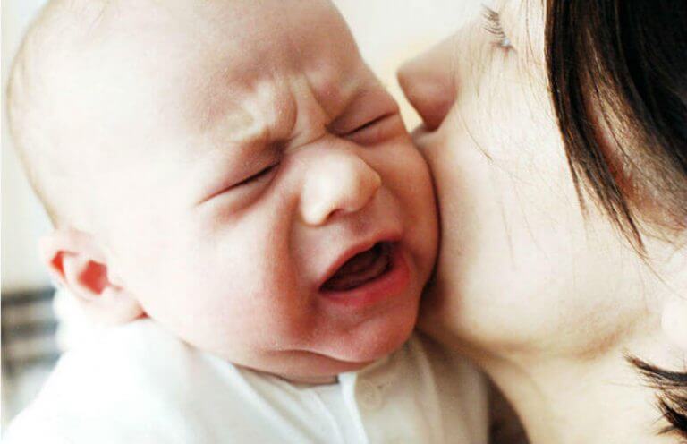 Onko väärin antaa vauvan itkeä pitkään?