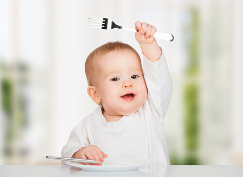 5 keinoa saada pieni lapsi syömään itse