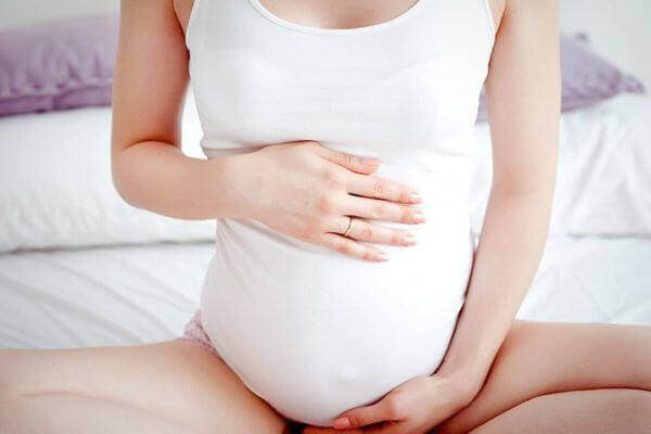 Välilihan hieronta voi helpottaa synnytystä