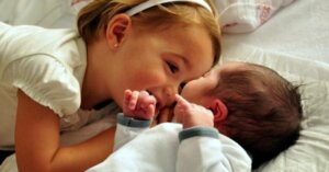 Kuinka valmistella perheen lapset uuden vauvan saapumiseen?