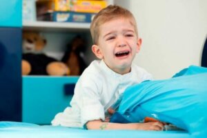 Pysy rauhallisena lapsen saadessa kiukkukohtauksen