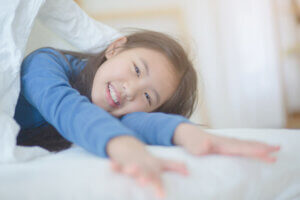 Kuinka auttaa lasta heräämään hyvällä tuulella?