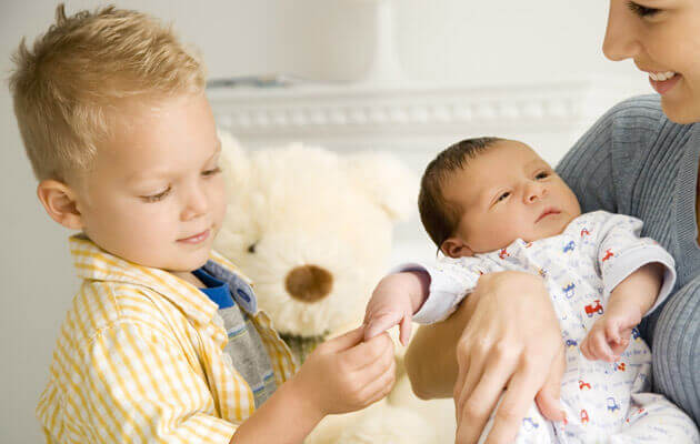 Kuinka valmistella perheen lapset uuden vauvan saapumiseen?