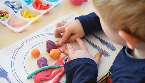 Yksinkertaiset älyllistä kehitystä stimuloivat leikit 3-vuotiaille