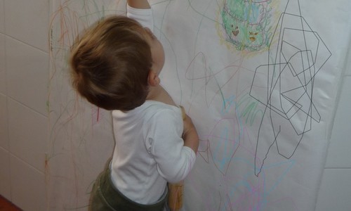 5 vinkkiä, joiden avulla estää lasta piirtämästä seiniin
