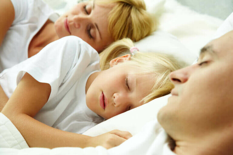 Kannattaako pienen lapsen antaa nukkua vanhempien kanssa?