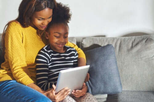 Vanhempien kannattaa hyödyntää teknologiaa lapsen kehityksen tukemisessa