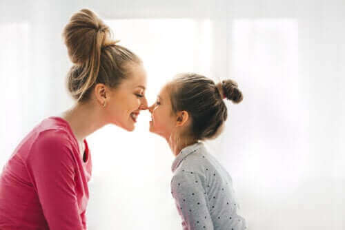 Lapsen hyvinvointi ja onnellisuus on äidille kaikista tärkeintä