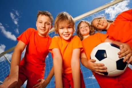 Urheileminen kannustaa lasta tiimityöhön