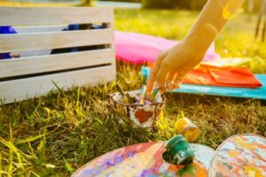 Tapoja kannustaa lasta luovuuteen