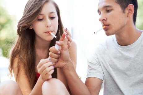 Nuorten tupakoimista pitää yrittää estää, sillä se on haitaksi nuoren terveydelle.