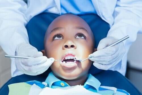 Kuinka auttaa lasta päihittämään hammaslääkäripelko?