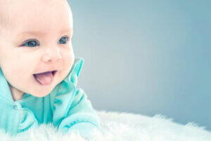 Miksi lapsi jäljittelee kaikkea näkemäänsä?