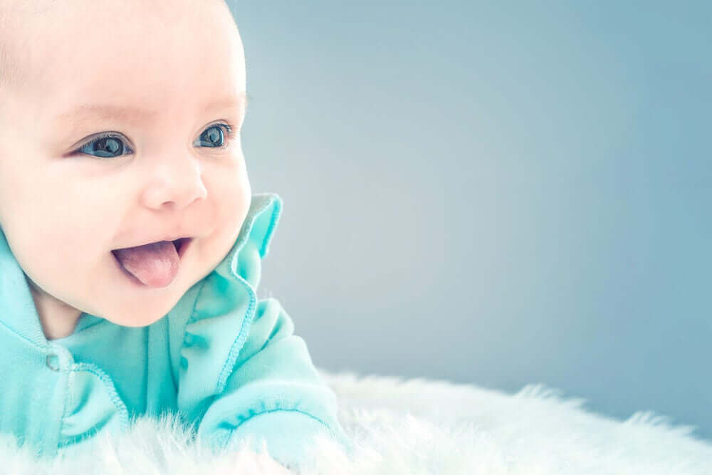 Miksi lapsi jäljittelee kaikkea näkemäänsä?