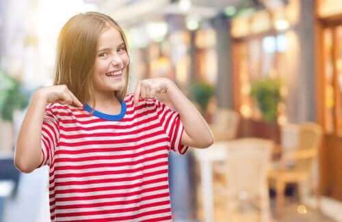 Reppu täynnä positiivisia ominaisuuksia -harjoitus lapsen itsetunnon parantamiseksi