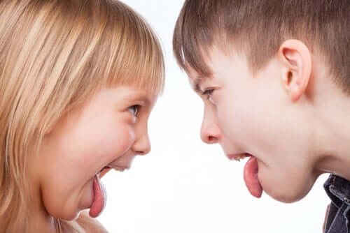 Kuinka opettaa lapselle, että toisten pilkkaaminen on väärin?