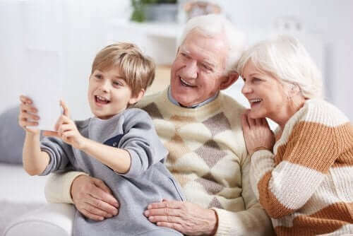 4 tapaa auttaa lasta muistamaan isovanhempansa