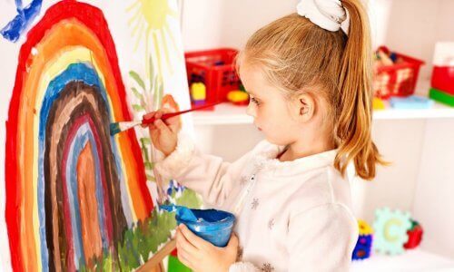 Myös vanhemmat voivat tukea lapsen piirustustaidon kehitysprosessia.