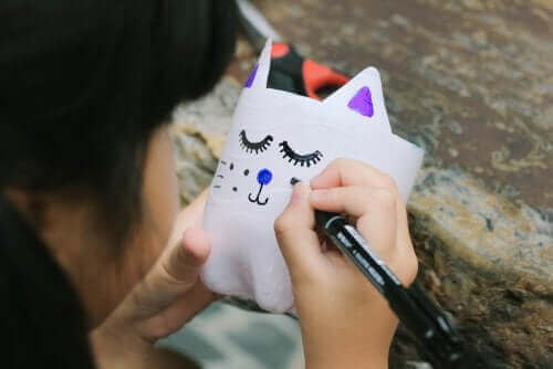 Muovipullot kannattaa hyödyntää askartelumateriaalina.