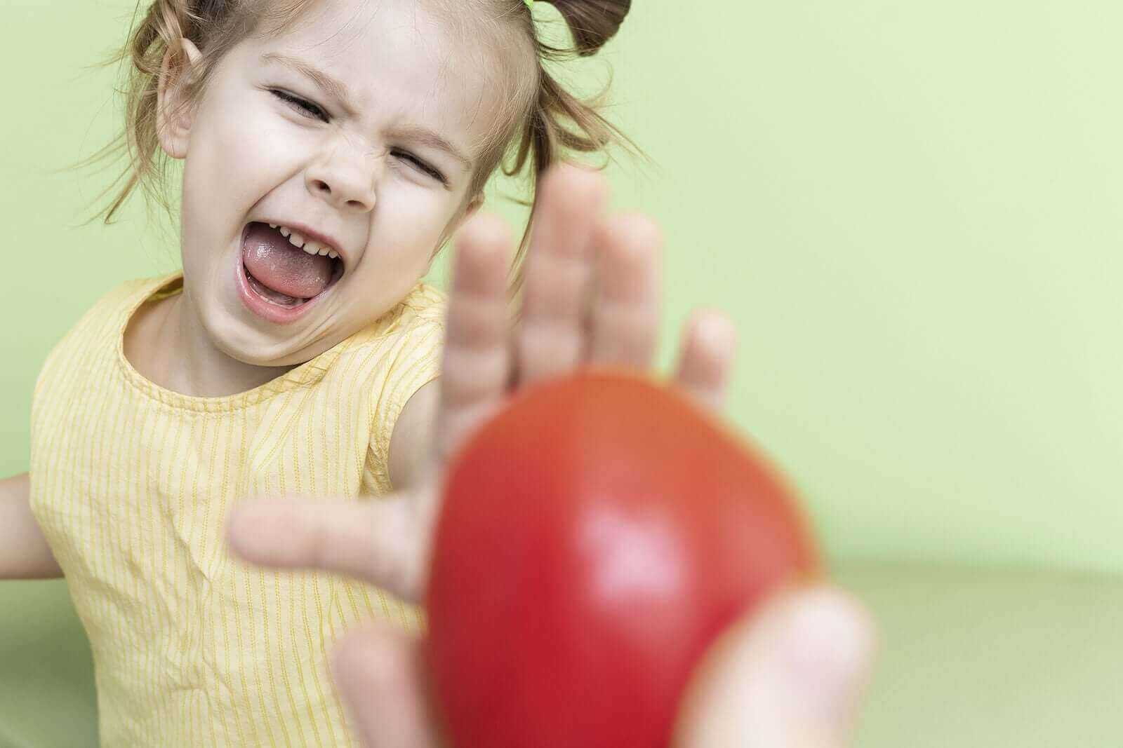 Kuinka toimia, kun lapsi pelkää tukehtuvansa ruokaan?