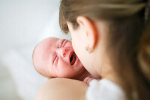 Vauvan ravistelu voi johtaa ravistellun vauvan oireyhtymään.