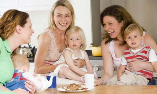 Äitien tukiryhmä voi auttaa äitiyden haasteissa