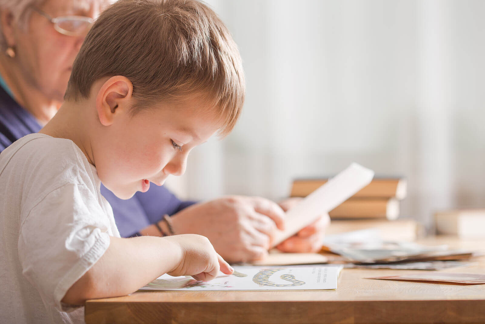6 menetelmää, joiden avulla opettaa lasta lukemaan ja kirjoittamaan