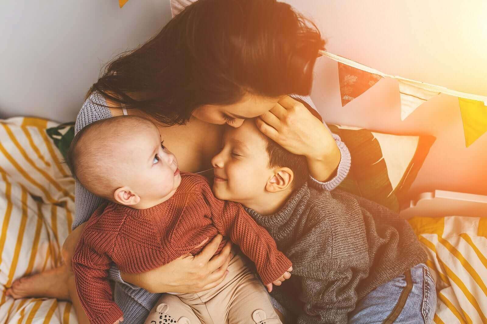 Onnelliset vanhemmat tarjoavat lapselle onnellisen kasvuympäristön