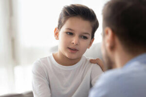 Kuinka puhua vaikeista aiheista 7–12-vuotiaiden lasten kanssa?