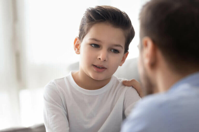 Kuinka puhua vaikeista aiheista 7–12-vuotiaiden lasten kanssa?