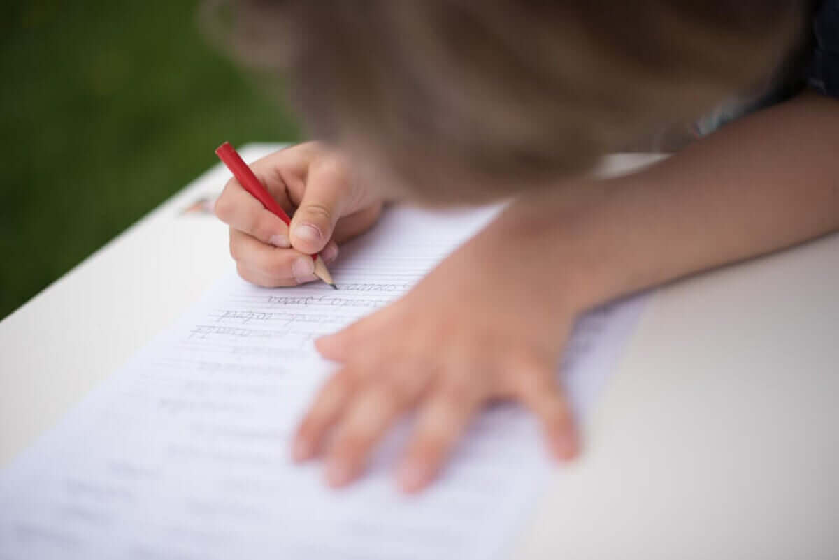 Kirjoittamaan oppiminen Montessori-menetelmän avulla