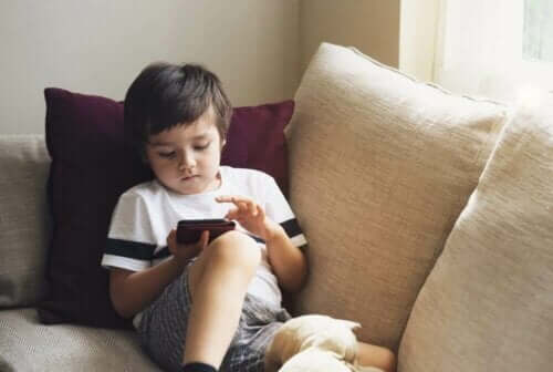 4 vinkkiä, joiden avulla pidät puhelimesi lapsiturvallisena