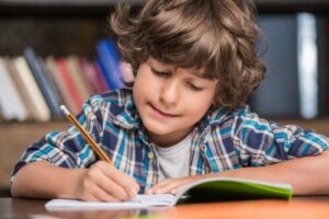 Kirjoittamaan oppiminen Montessori-menetelmän avulla