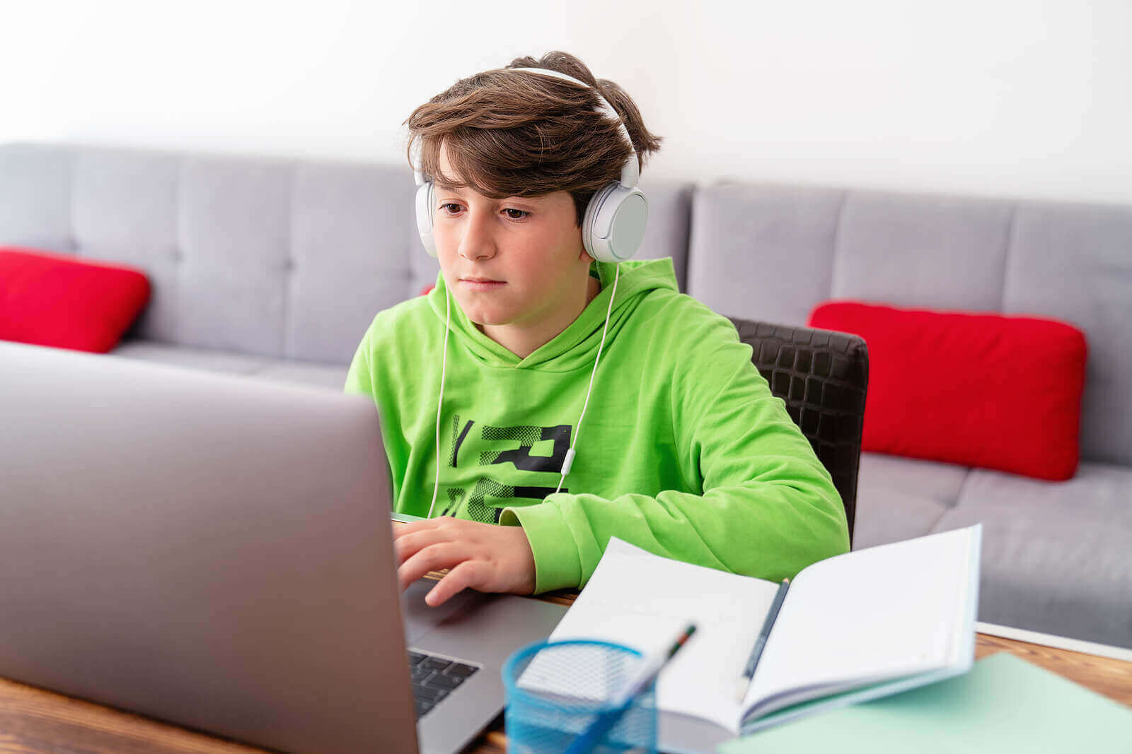 6 keinoa, joilla vanhemmat voivat auttaa lasta opiskelemaan kotona