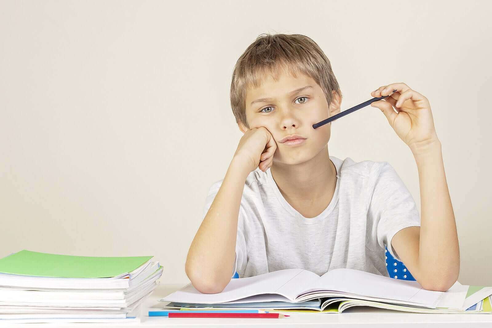 Miksi lapsi saa heikkoja arvosanoja ja miten vanhemmat voivat auttaa tilanteessa?