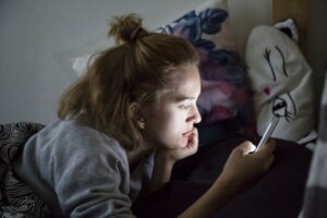 Estä teiniäsi osallistumasta sosiaalisen median vaarallisiin haasteisiin.