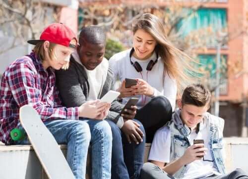 Sosiaalisen median vaaralliset trendit teini-ikäisille