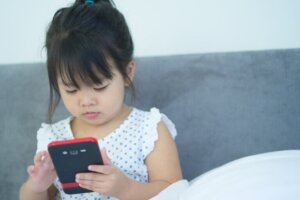 Oma puhelin kannattaa pitää lapsiturvallisena.