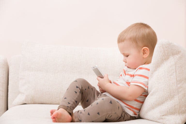 Kun pidät puhelimesi lapsiturvallisena, laitteesi ei vahingoitu lasten käsissä.