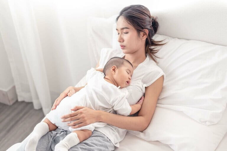 Kuinka nukkua hyvin vauvan ensimmäisten kuuden elinkuukauden aikana