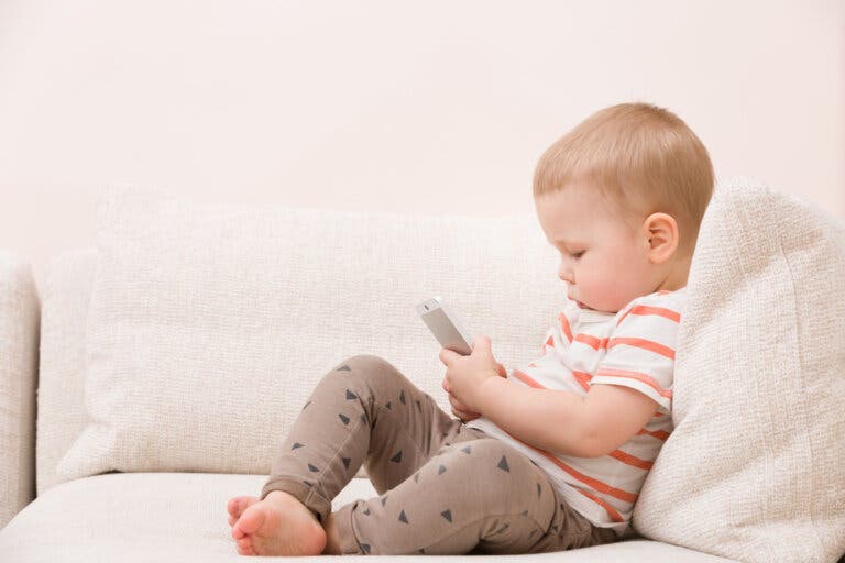 Kun pidät puhelimesi lapsiturvallisena, laitteesi ei vahingoitu lasten käsissä.